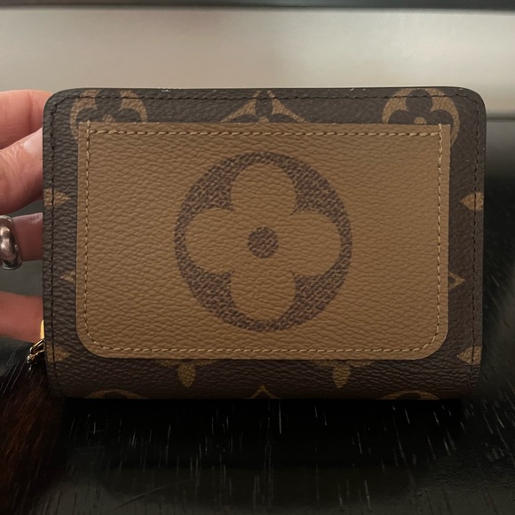 ❌❌ NOT AVAILABLE BNIB LOUIS VUITTON LOU WALLET - Picture 2 of 8
